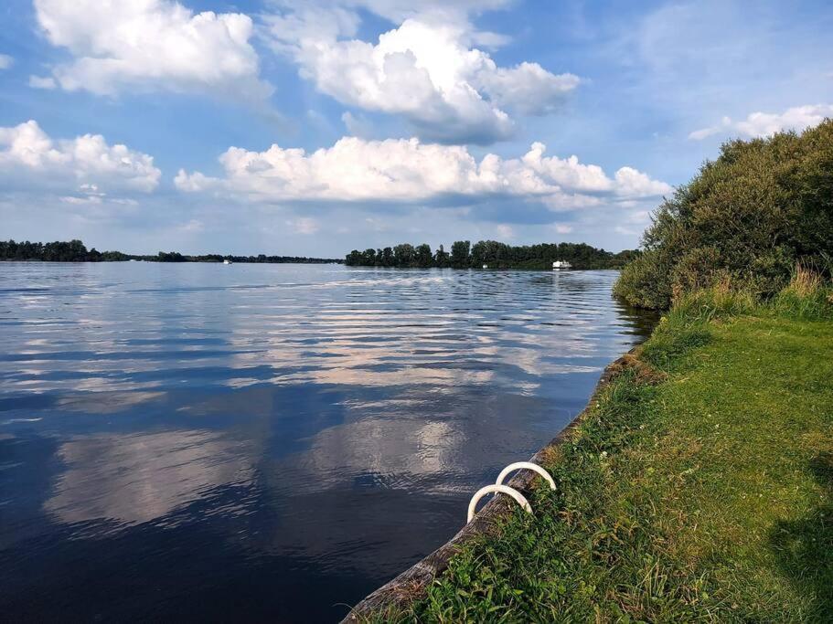 Tiny House "De Veenpolder" De Veenhoop Экстерьер фото